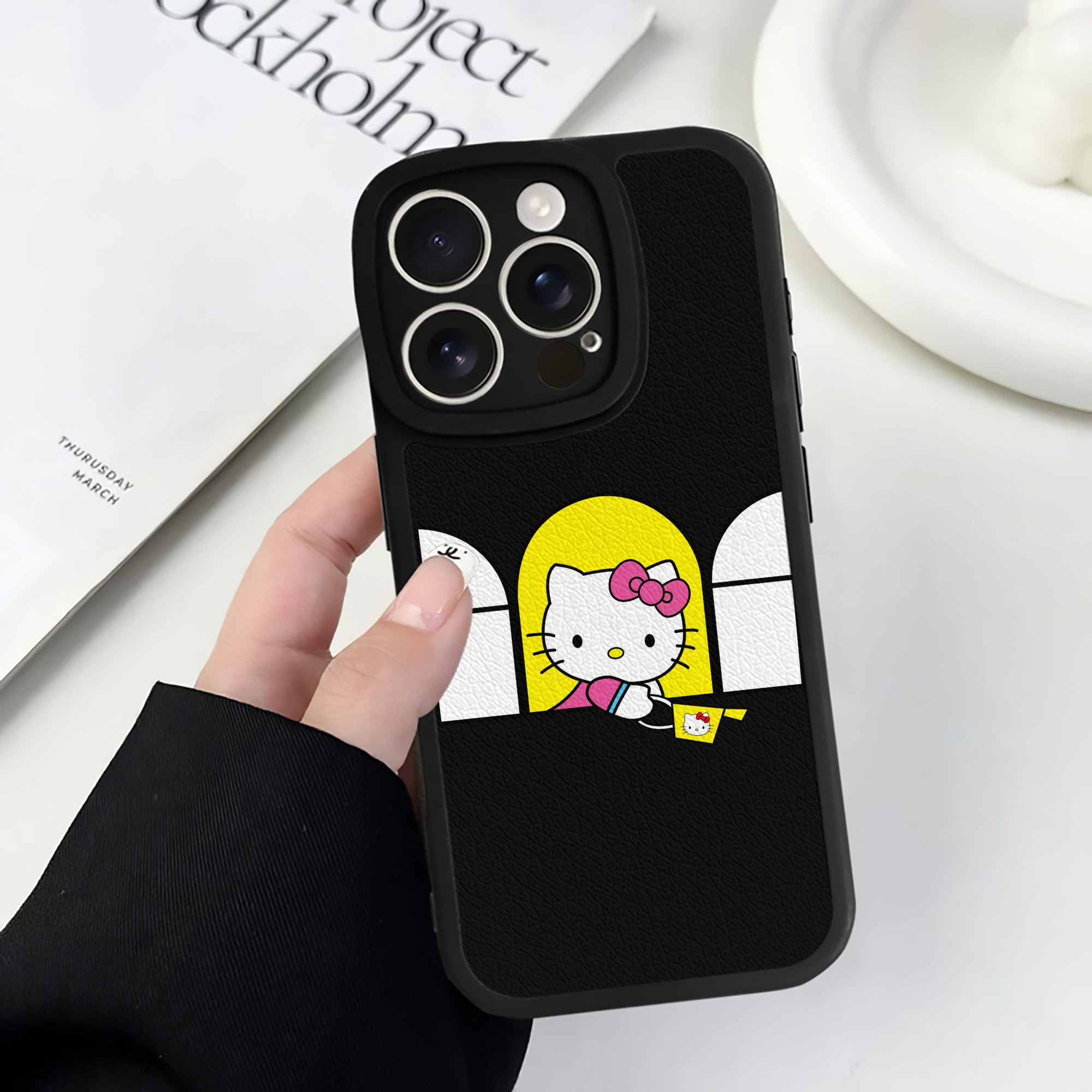 （画像用） Hello Kitty ハローキティ 【iPhone 16シリーズ対応】シリコンスマホケース（レザー調） 材質：シリコン